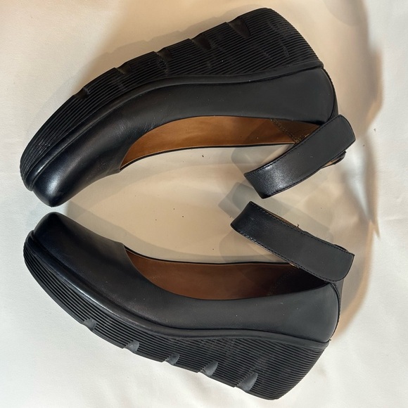 CLARKS Sz 9.5 Ankle Strap Velcro Closure Wedges Small Platform Leather Shoes - Picture 4 of 11